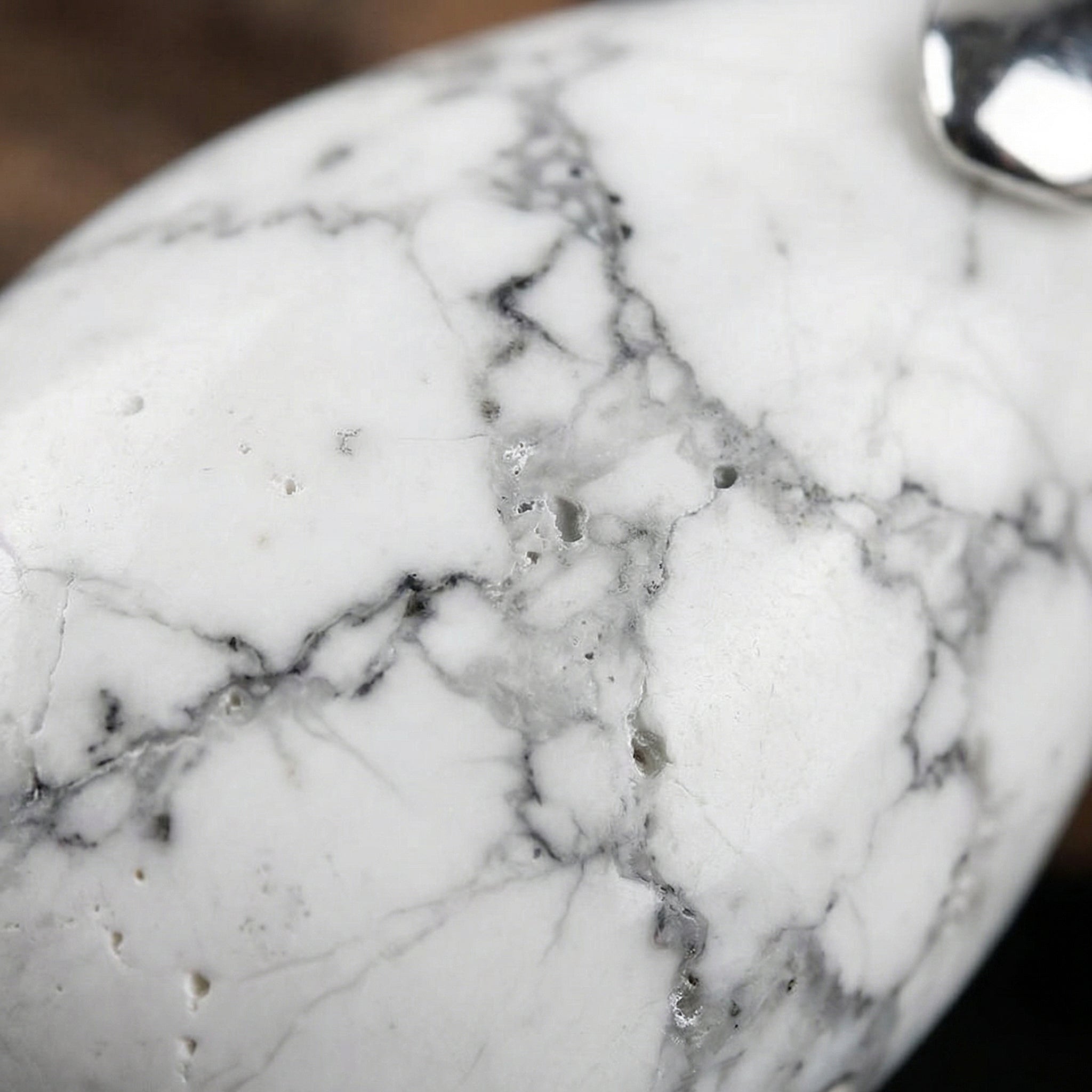 Wisiorek z naturalnym howlitem w kształcie kropli w stylu boho - zdjęcie 3