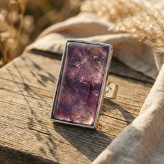 Srebrny pierścionek z prostokątnym naturalnym ametystem, regulowana obrączka, styl nowoczesny.