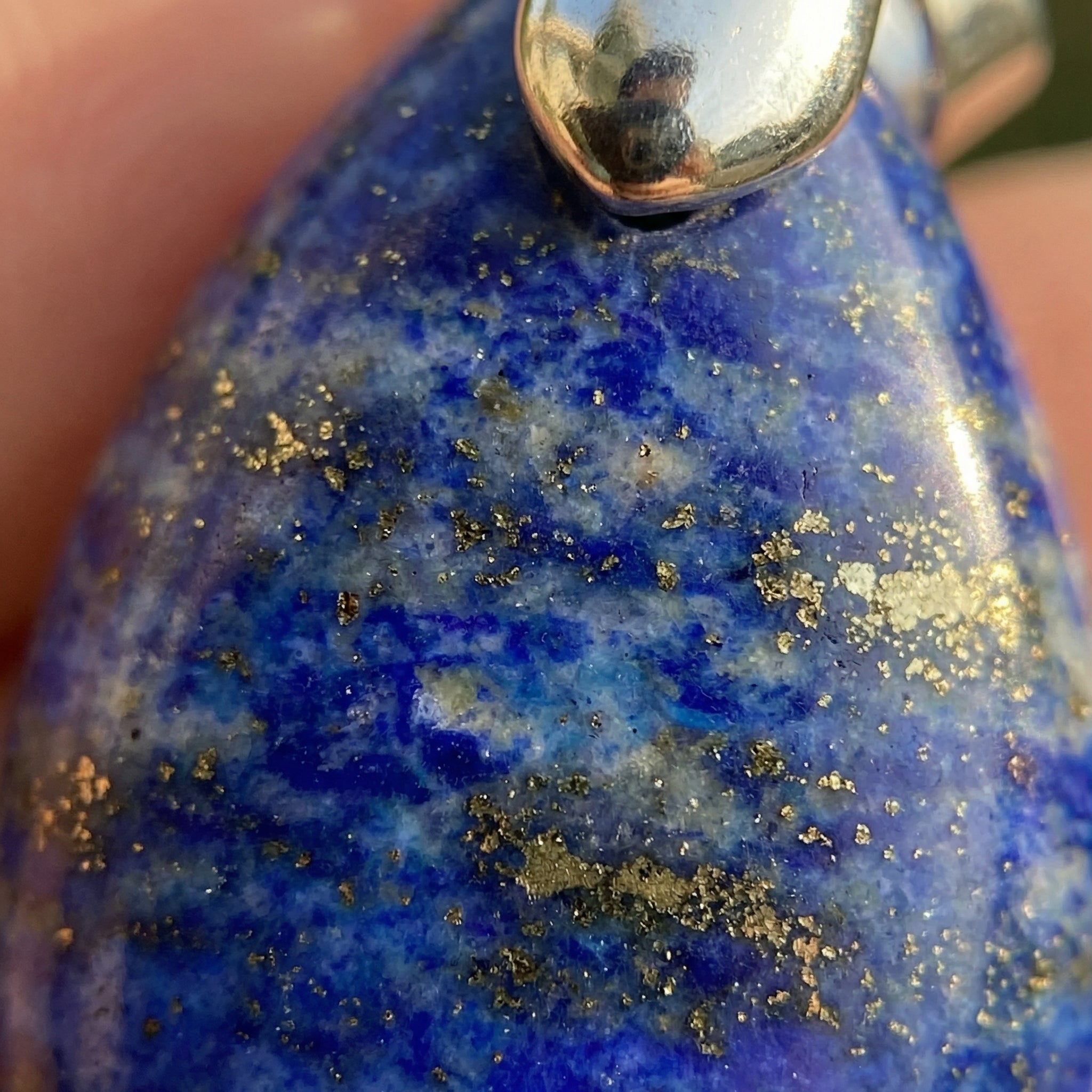 Zawieszka z naturalnym lapisem lazuli w kształcie szlachetnej kropli - zdjęcie 3