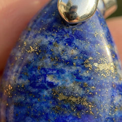 Zawieszka z naturalnym lapisem lazuli w kształcie szlachetnej kropli - zdjęcie 3