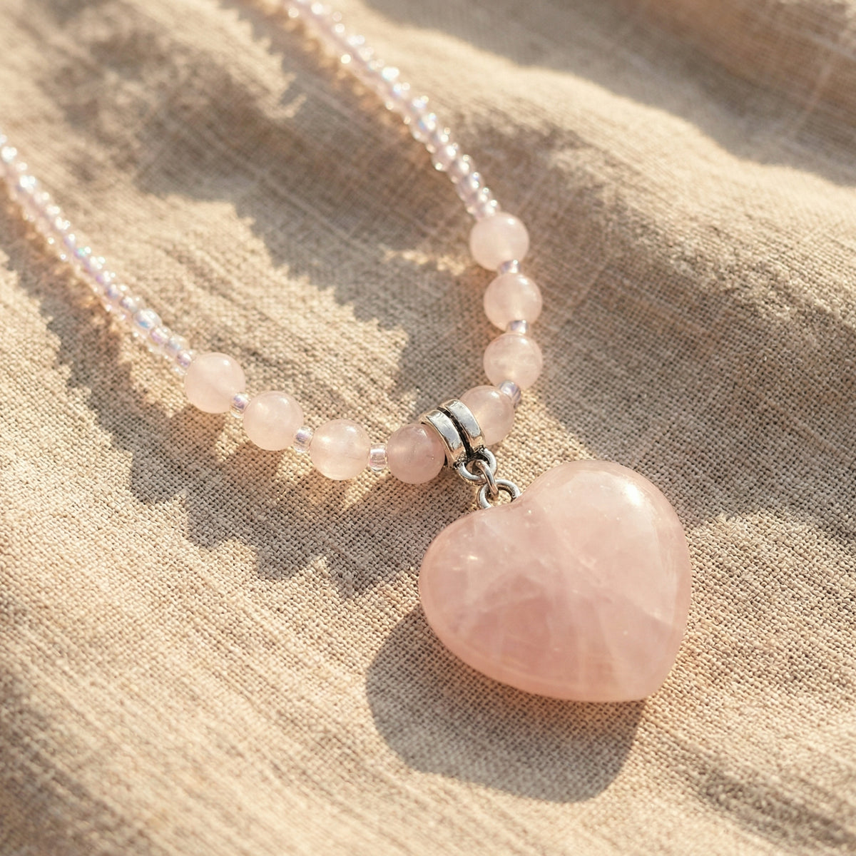 Naszyjnik z kwarcem różowym serce i ozdobnymi koralikami vintage - zdjęcie 1