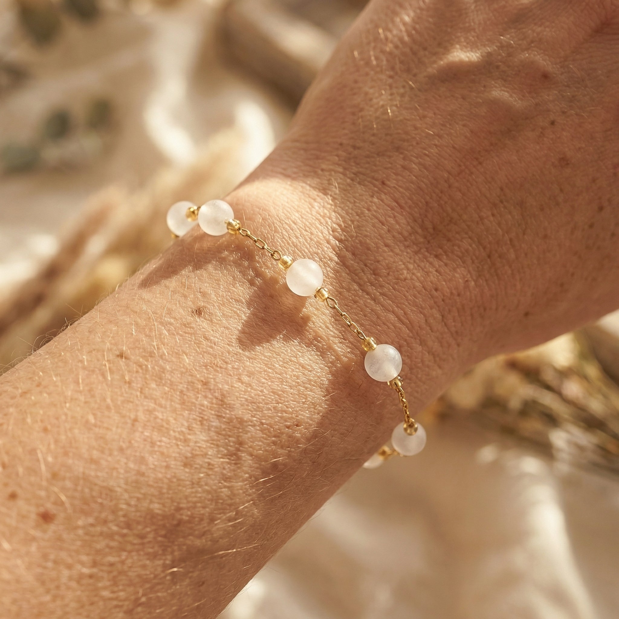 Bransoletka z kryształem górskim i miedzią w złotym kolorze - zdjęcie 6