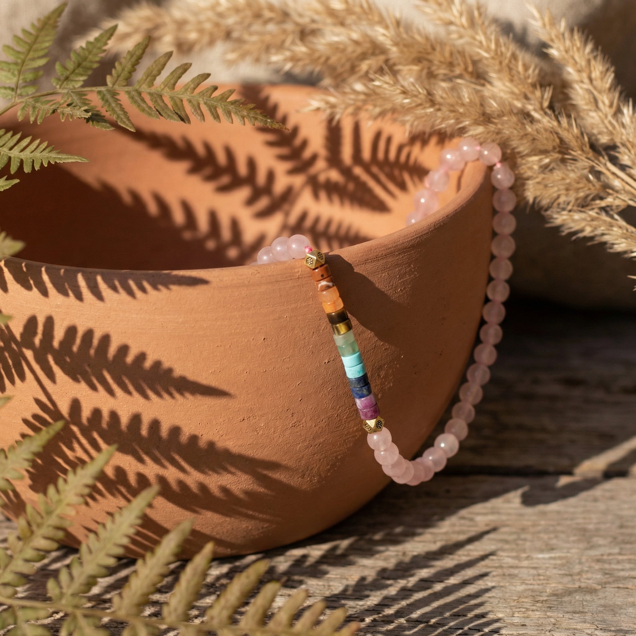 Bransoletka z kwarcem różowym i 7 kamieniami czakr, naturalne minerały, ametyst, boho biżuteria w glinianej misie.