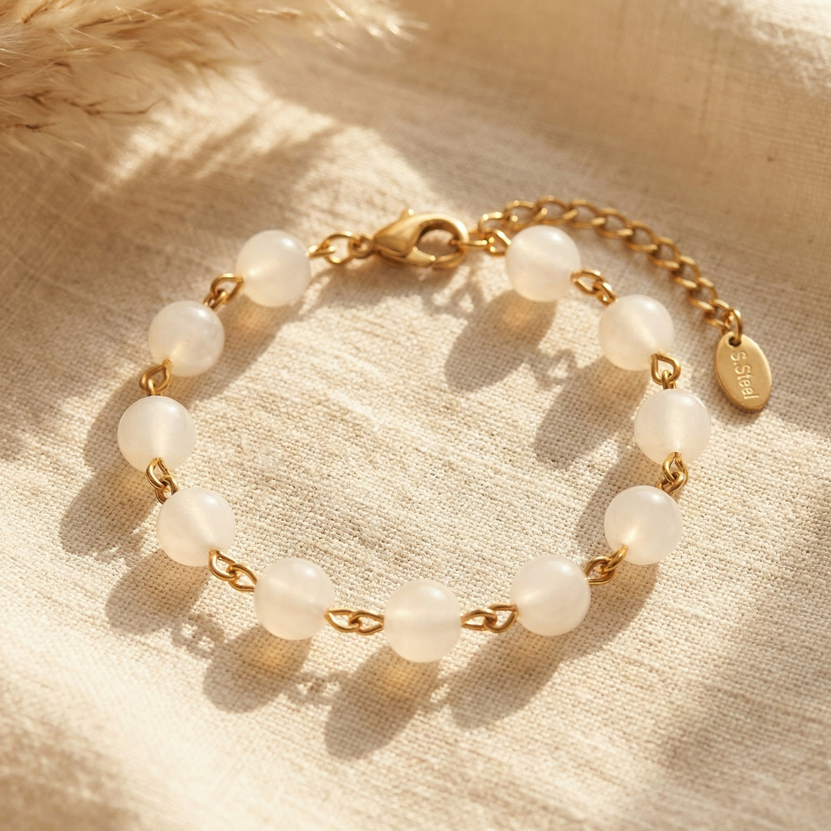 Bransoletka z kryształem górskim i miedzią w złotym kolorze - zdjęcie 1