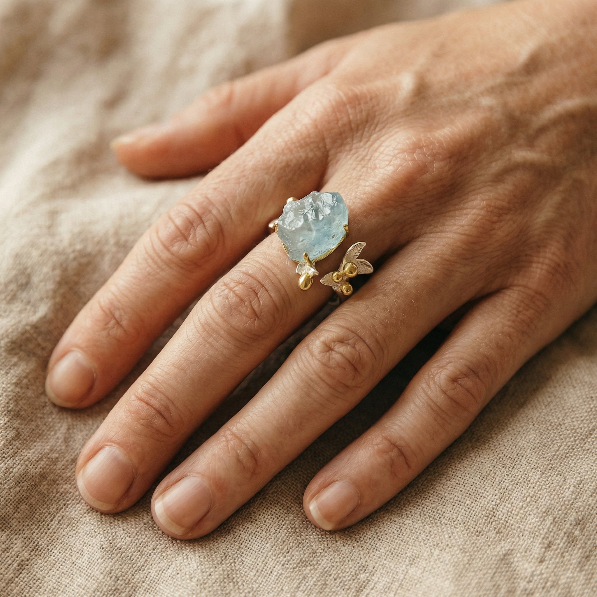 Pierścionek z akwamarynem naturalnym regulowany z motywem kwiatowym - zdjęcie 6