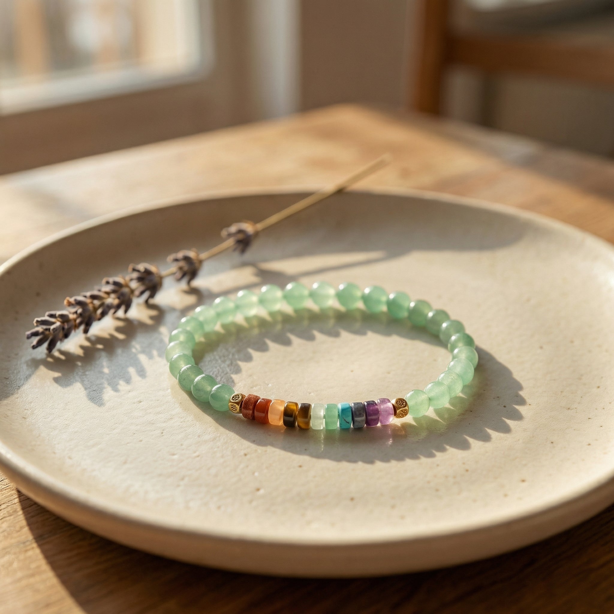 Bransoletka z awenturynem i 7 kamieniami czakr 4mm na talerzu z lawendą, biżuteria z kamieni naturalnych