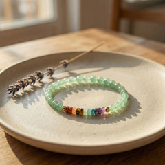 Bransoletka z awenturynem i 7 kamieniami czakr 4mm na talerzu z lawendą, biżuteria z kamieni naturalnych