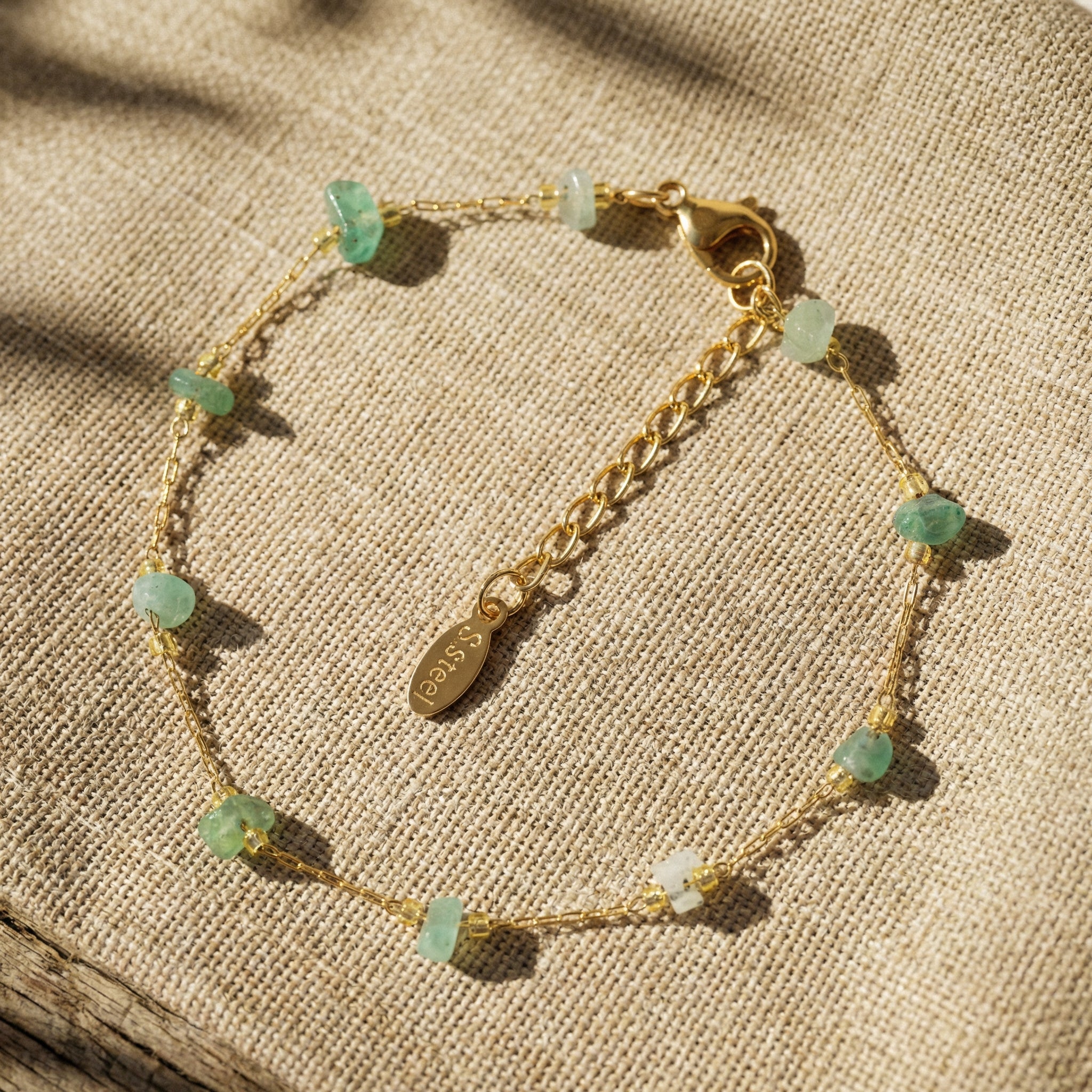 Bransoletka z zielonym awenturynem naturalnym i eleganckim złotym łańcuszkiem.