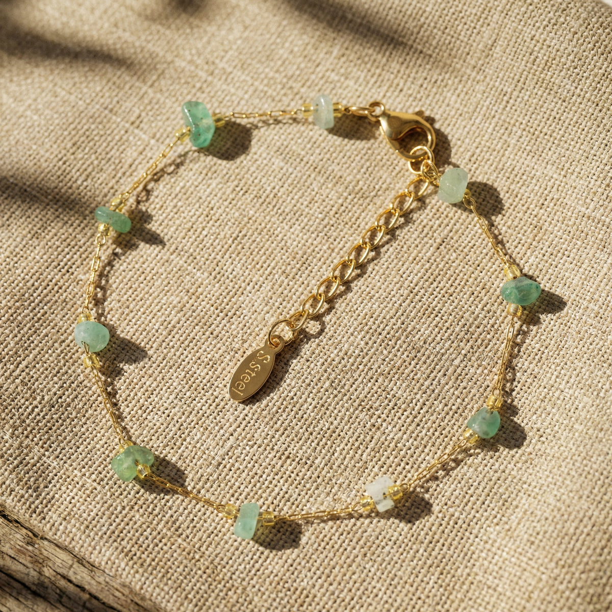 Bransoletka z zielonym awenturynem naturalnym i eleganckim złotym łańcuszkiem.