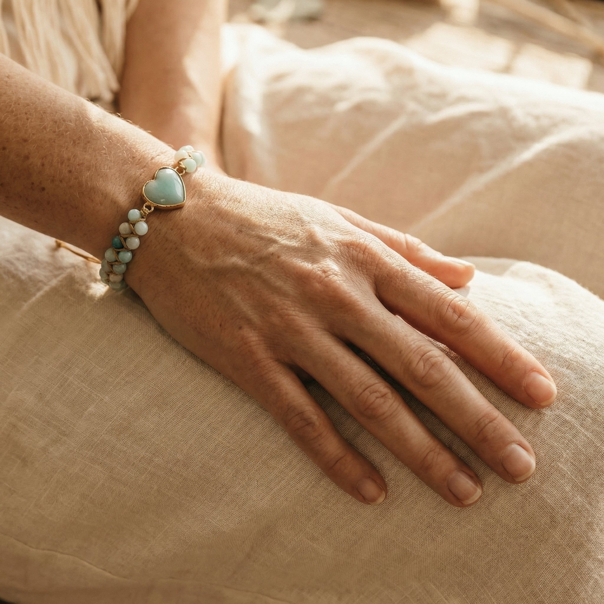 Bransoletka z amazonitem naturalnym i złotym sercem pleciona boho - zdjęcie 7