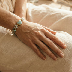 Bransoletka z amazonitem naturalnym i złotym sercem pleciona boho - zdjęcie 7